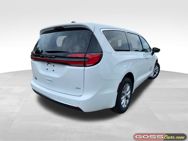 New 2027 Chrysler Pacifica Select AWD/4WD image 3