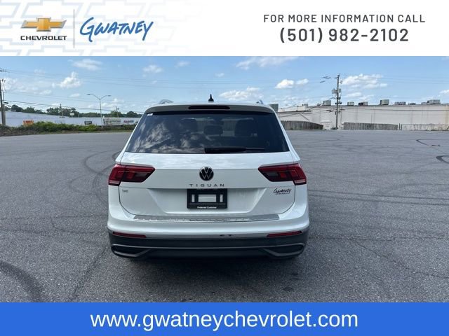 Used 2023 Volkswagen Tiguan SE w/ Panoramic Sunroof Package image 6