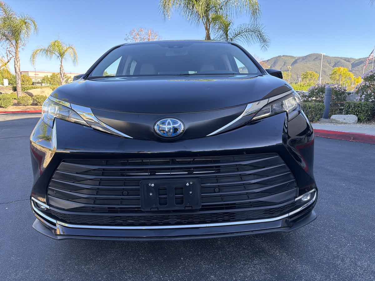 Used 2024 Toyota Sienna XLE FWD image 30