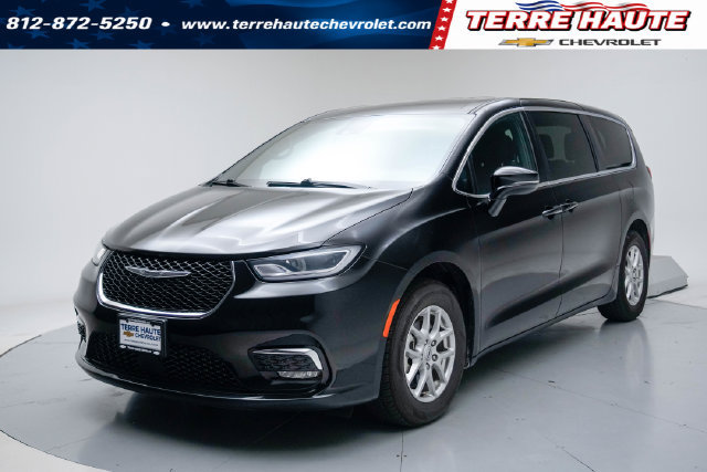 Used 2025 Chrysler Pacifica Select