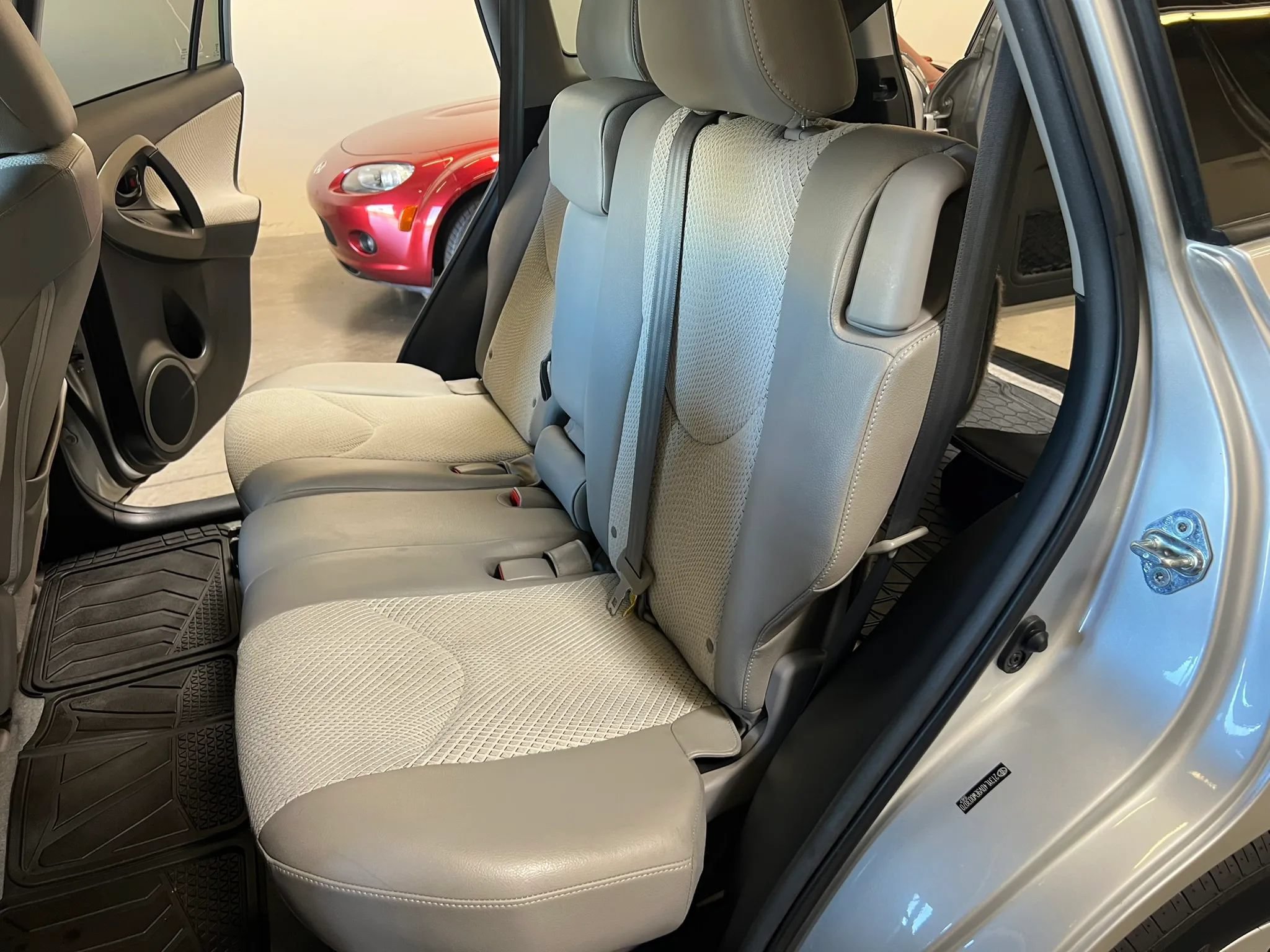 Used 2014 Toyota RAV4 EV FWD image 10