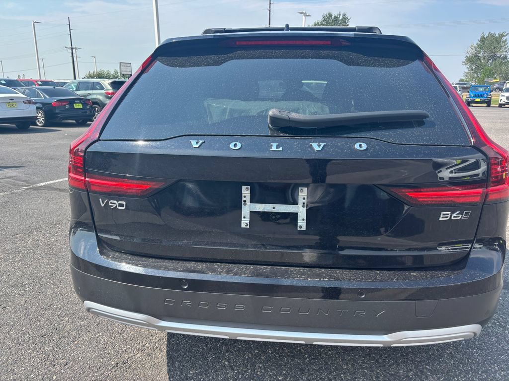 Used 2023 Volvo V90 B6 Cross Country Ultimate AWD/4WD image 2