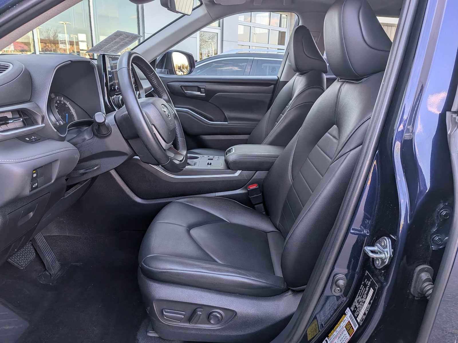 Used 2023 Toyota Highlander XLE AWD/4WD image 15