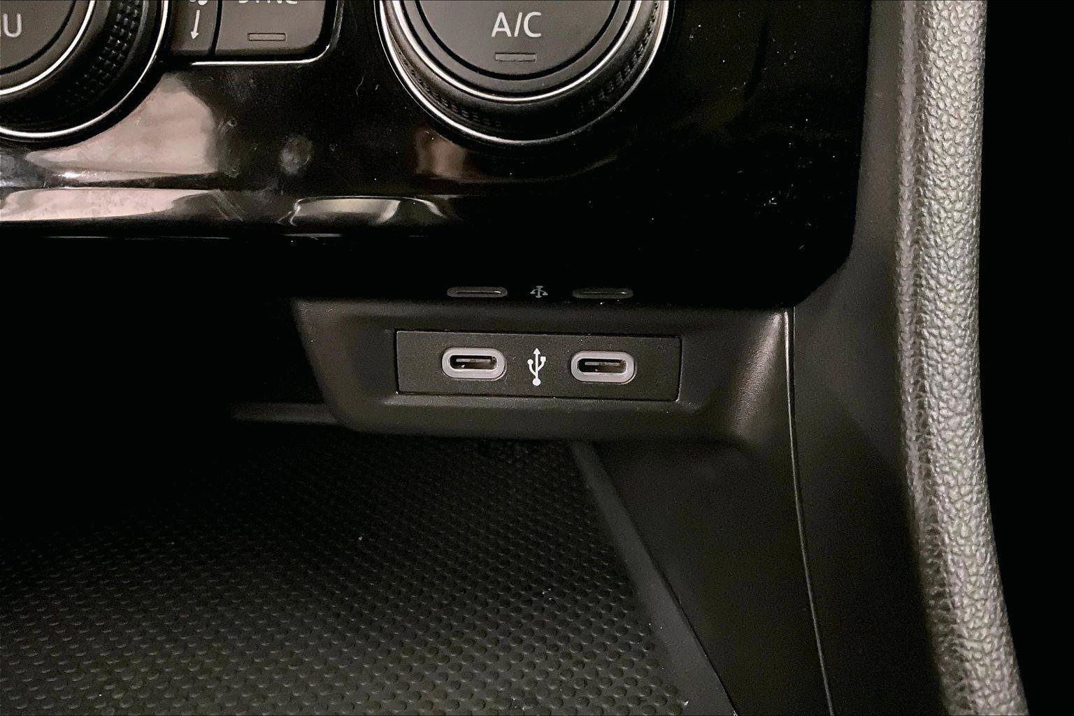 Used 2024 Volkswagen Jetta SE image 31