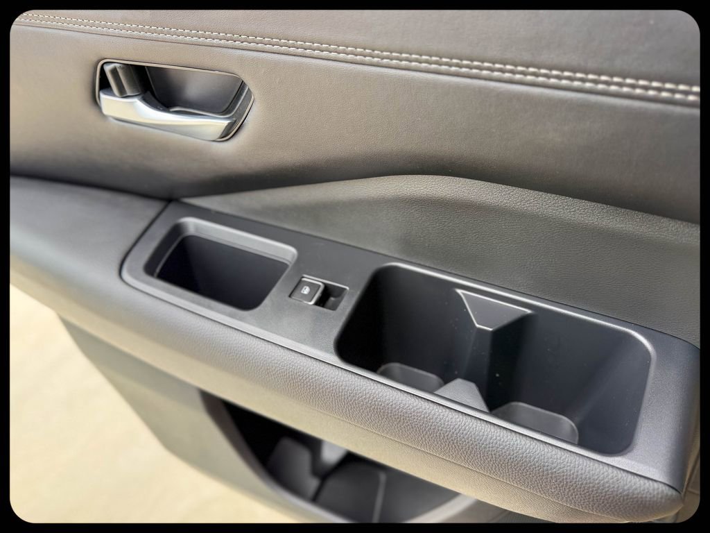 Used 2024 Nissan Pathfinder Platinum w/ Cargo Package image 34