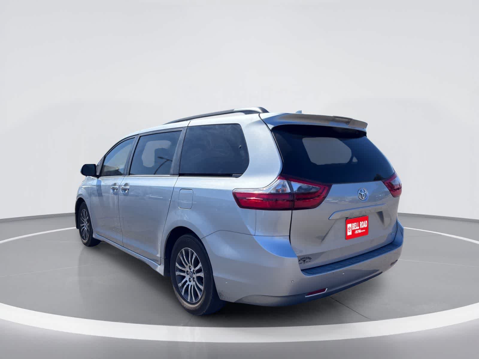Used 2020 Toyota Sienna XLE w/ XLE Navigation Package FWD image 4