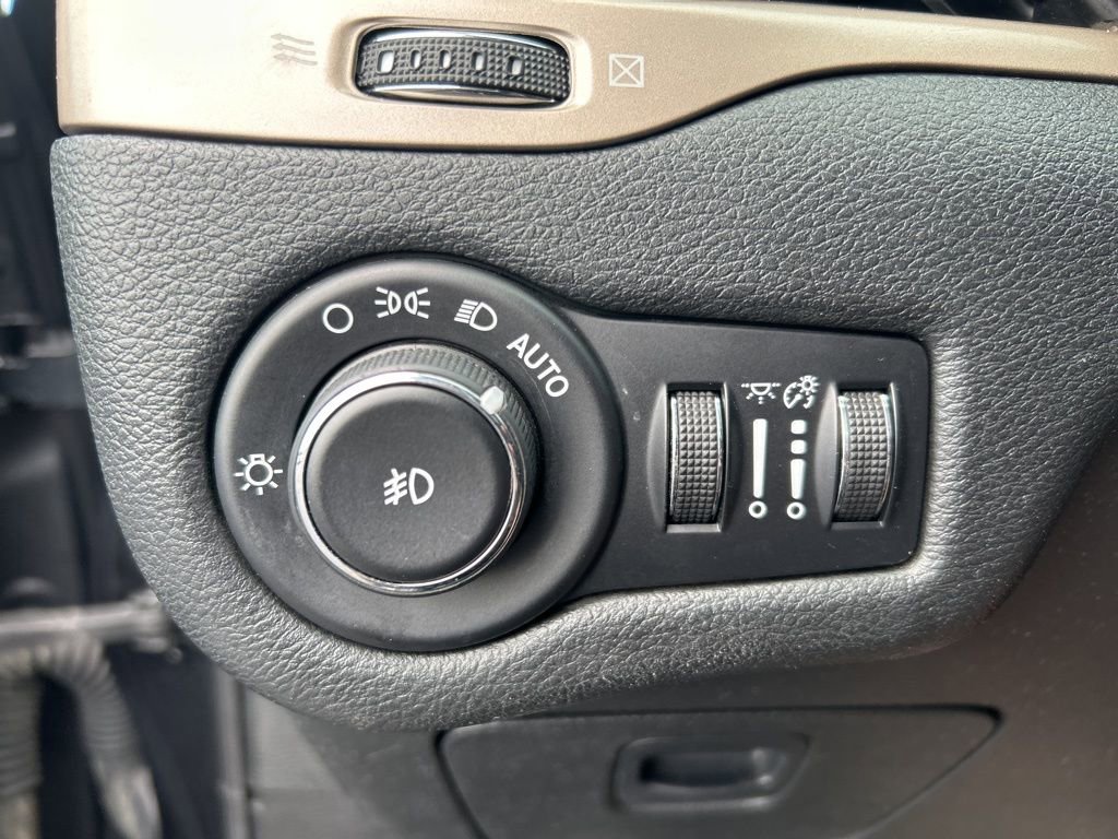 Used 2015 Jeep Cherokee Latitude image 14