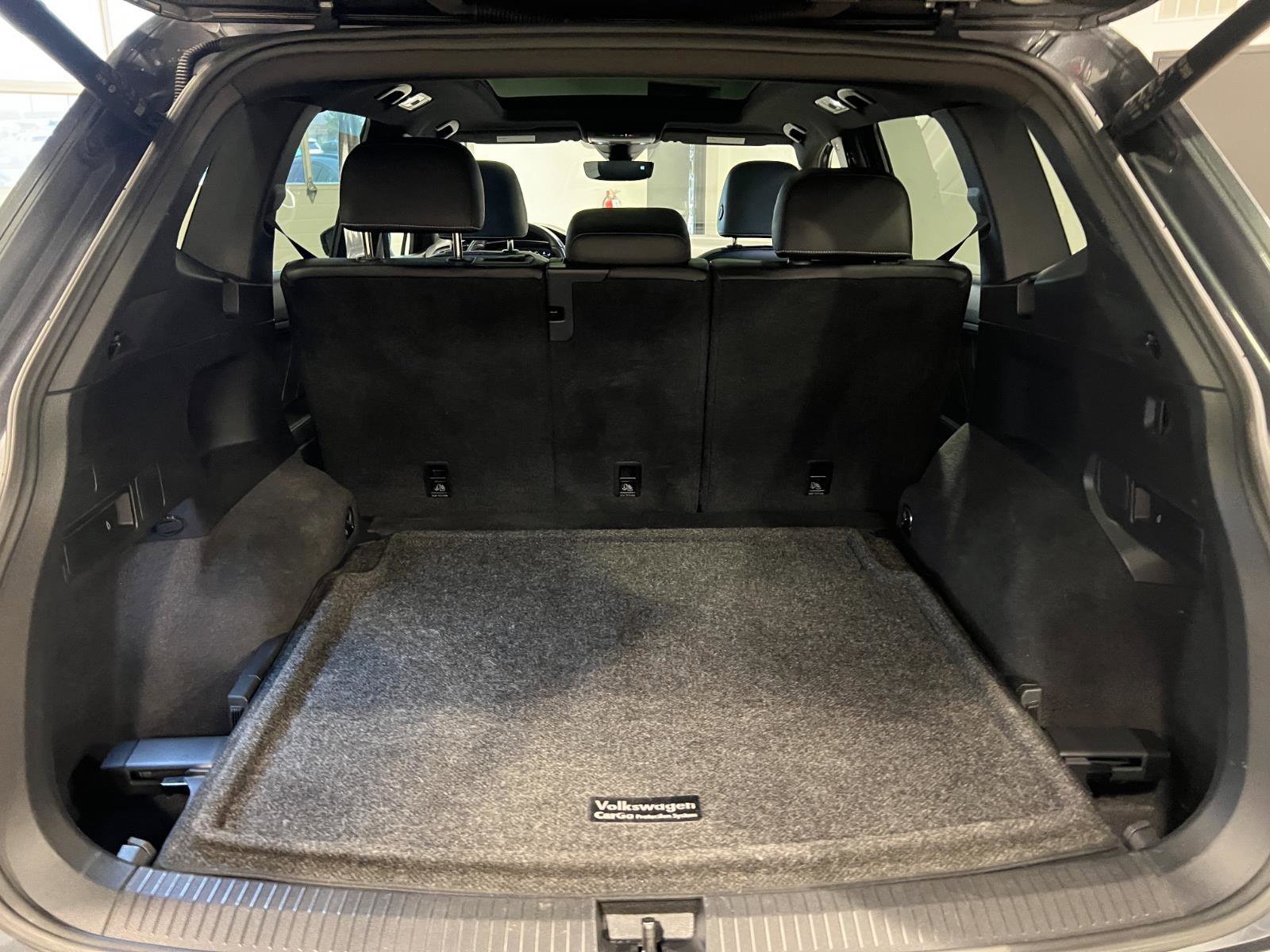 Used 2022 Volkswagen Tiguan SEL R-Line image 31