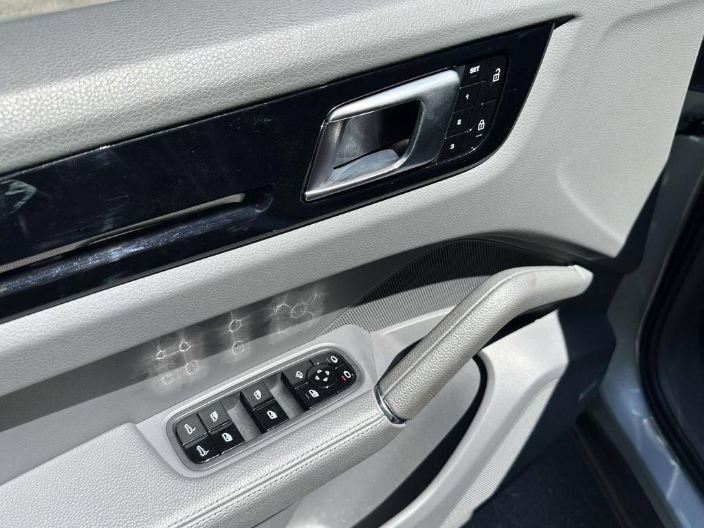 Used 2020 Porsche Cayenne AWD/4WD image 19