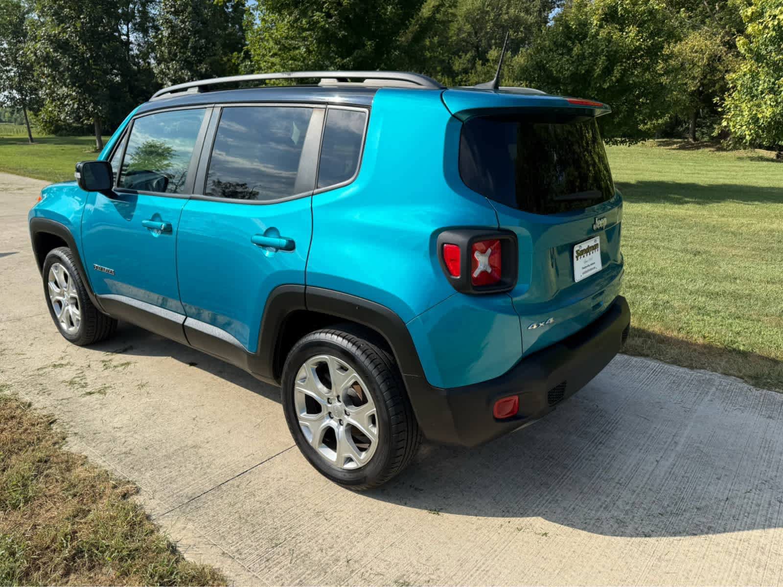 Used 2022 Jeep Renegade Limited AWD/4WD image 3