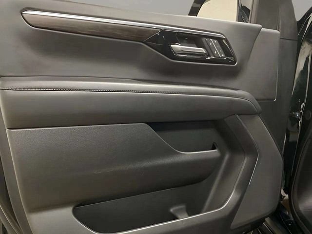 Used 2025 Chevrolet Suburban LT RWD image 17
