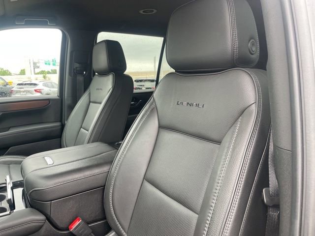 Used 2025 GMC Yukon Denali AWD/4WD image 12