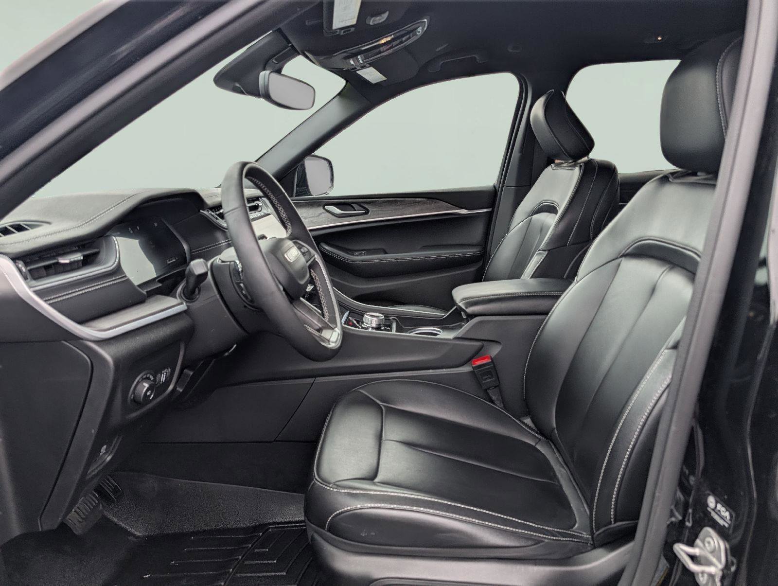 Used 2024 Jeep Grand Cherokee Limited w/ Black Appearance Package image 11