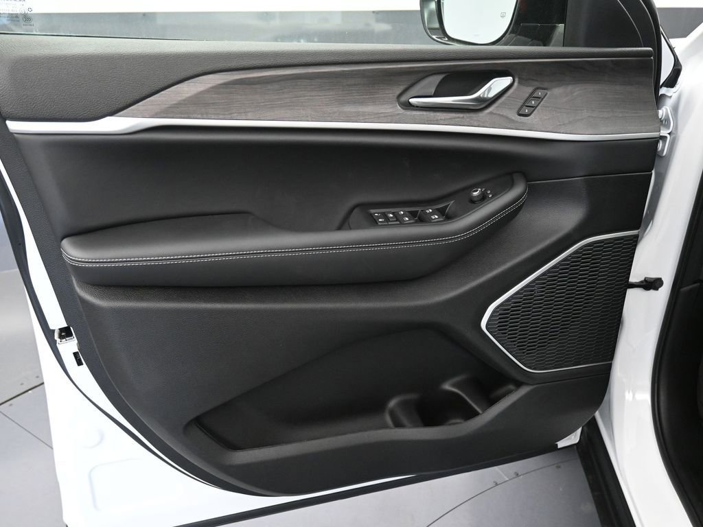 New 2025 Jeep Grand Cherokee L Limited w/ Black Appearance Package image 20