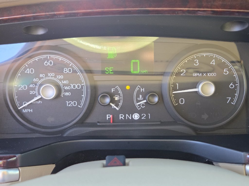 Used 2006 Lincoln Town Car Signature RWD image 26