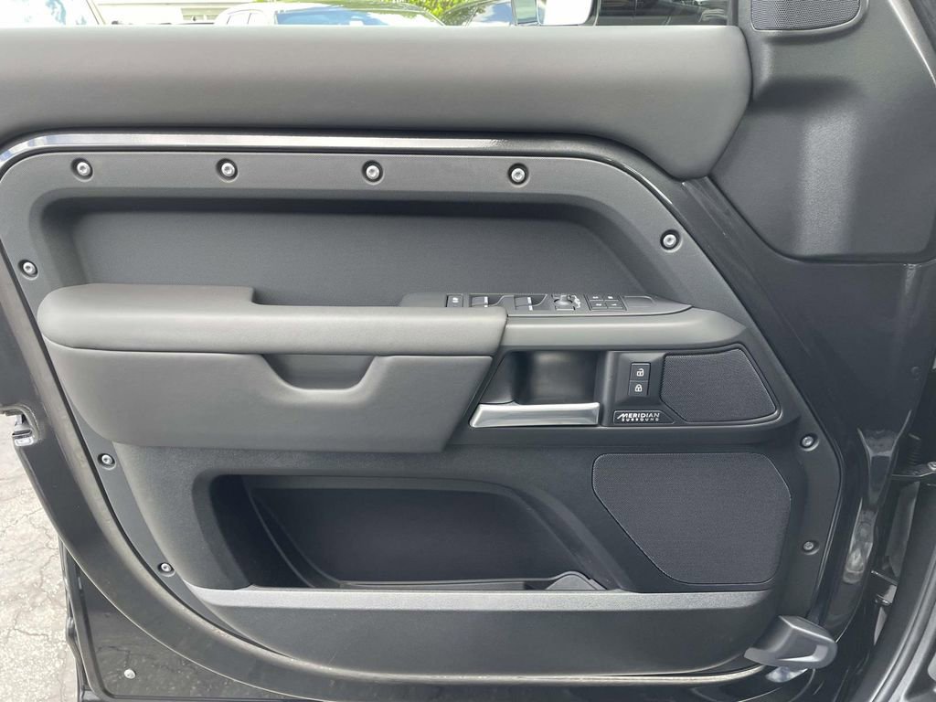 New 2026 Land Rover Defender 130 X-Dynamic SE AWD/4WD image 33