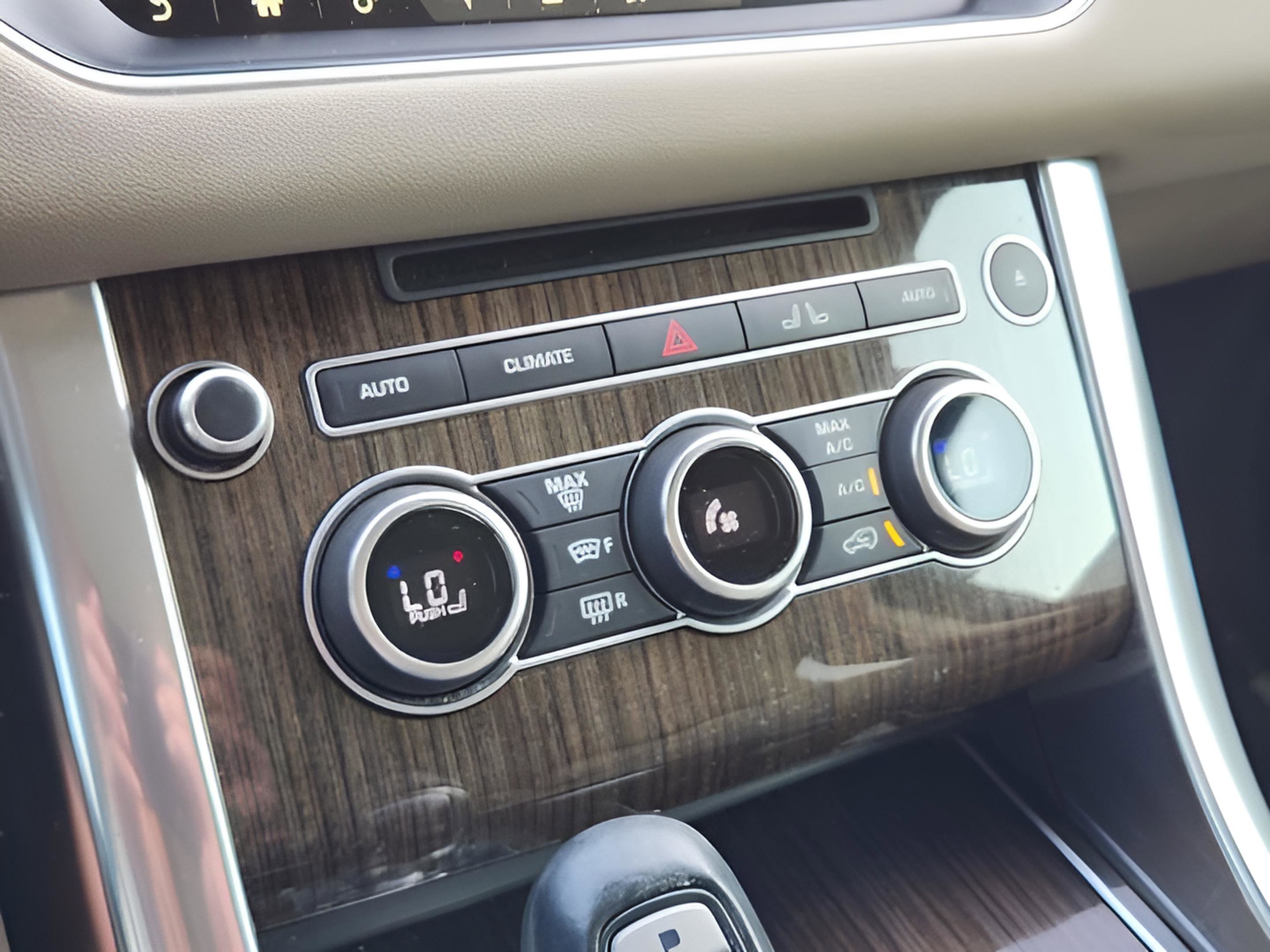 Used 2017 Land Rover Range Rover Sport HSE image 13