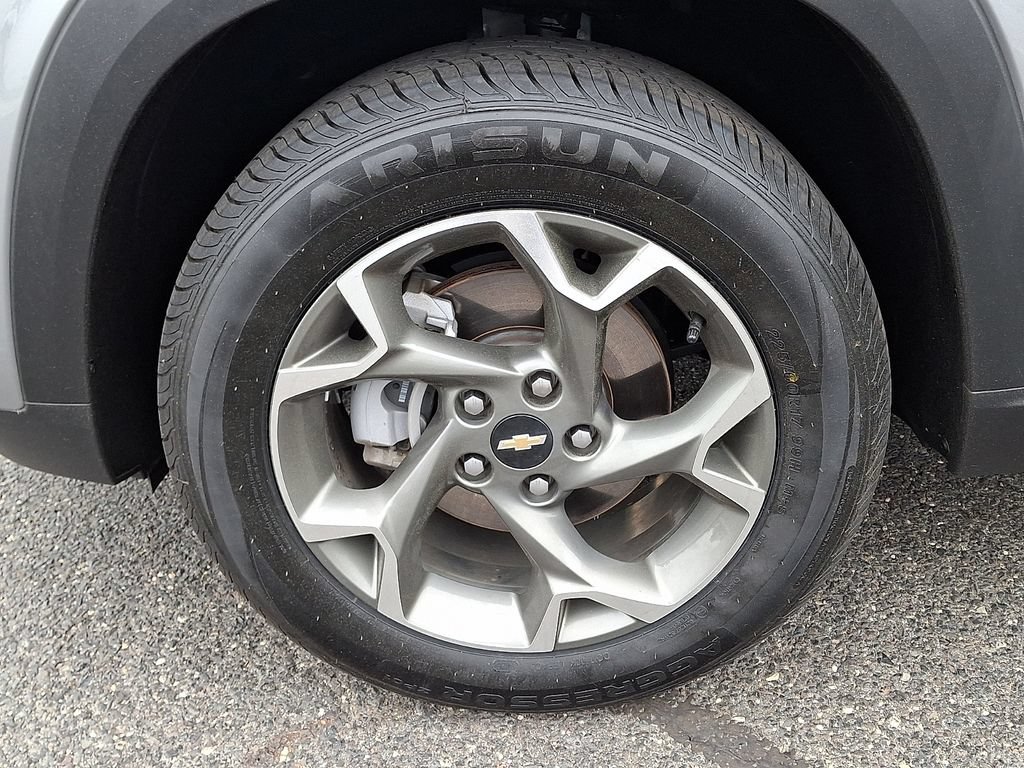 Used 2025 Chevrolet Trax LT FWD image 12