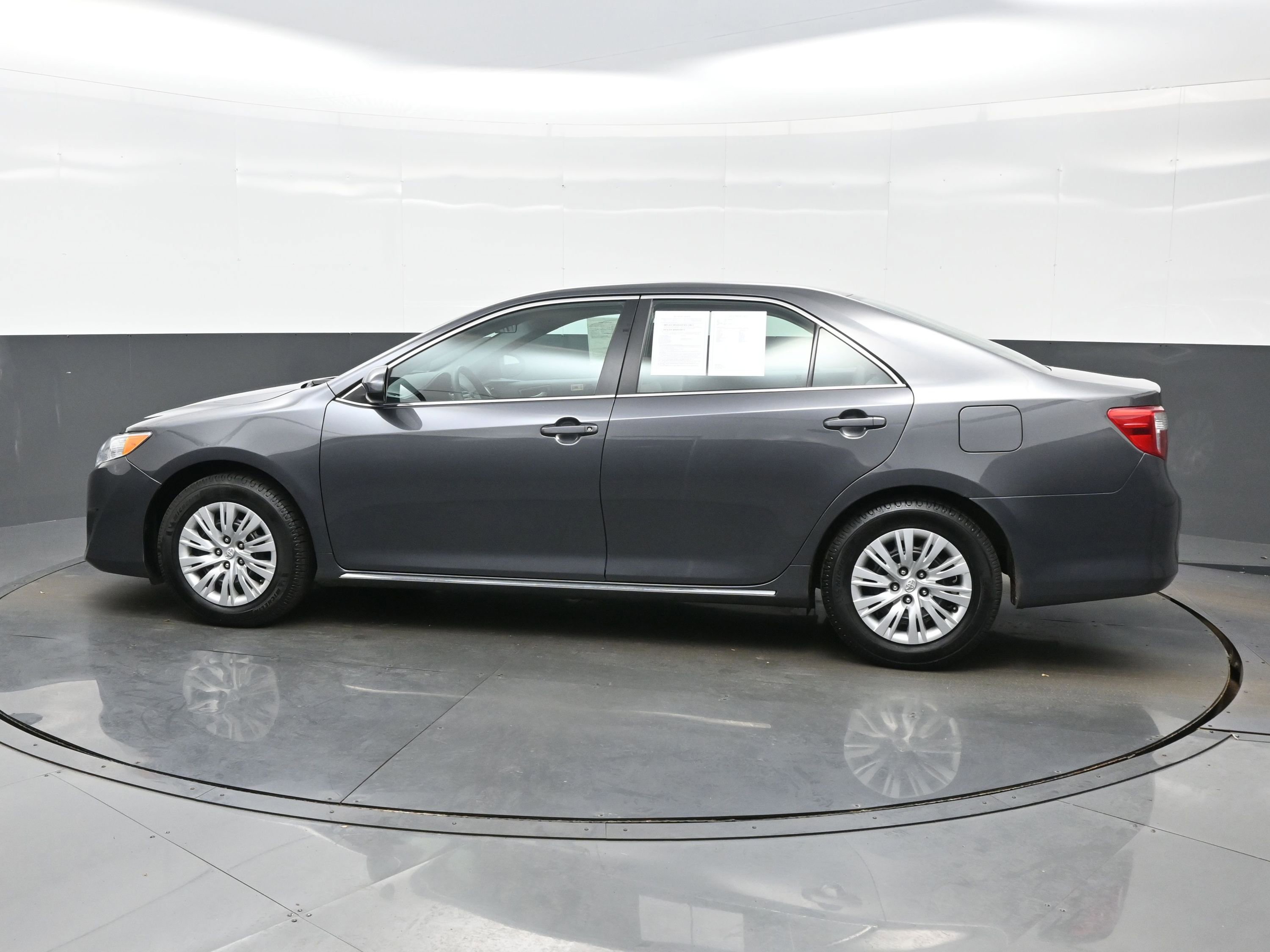 Used 2013 Toyota Camry LE image 3