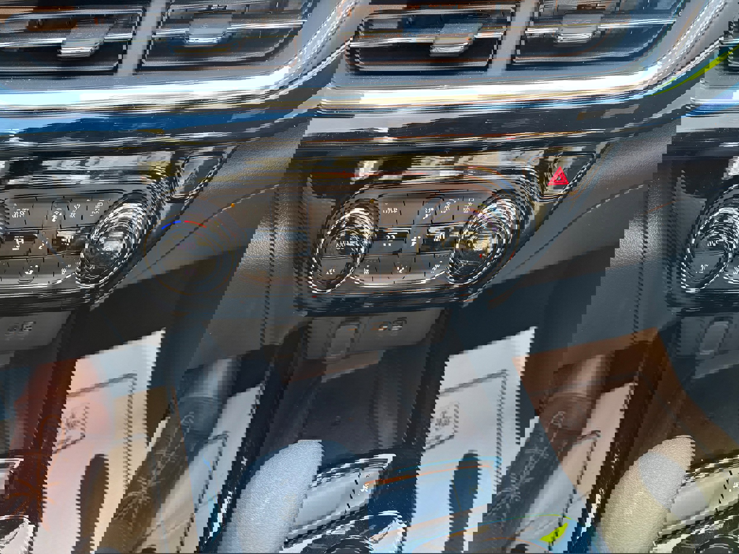 Used 2024 Chevrolet Trax RS w/ Sunroof Package image 13