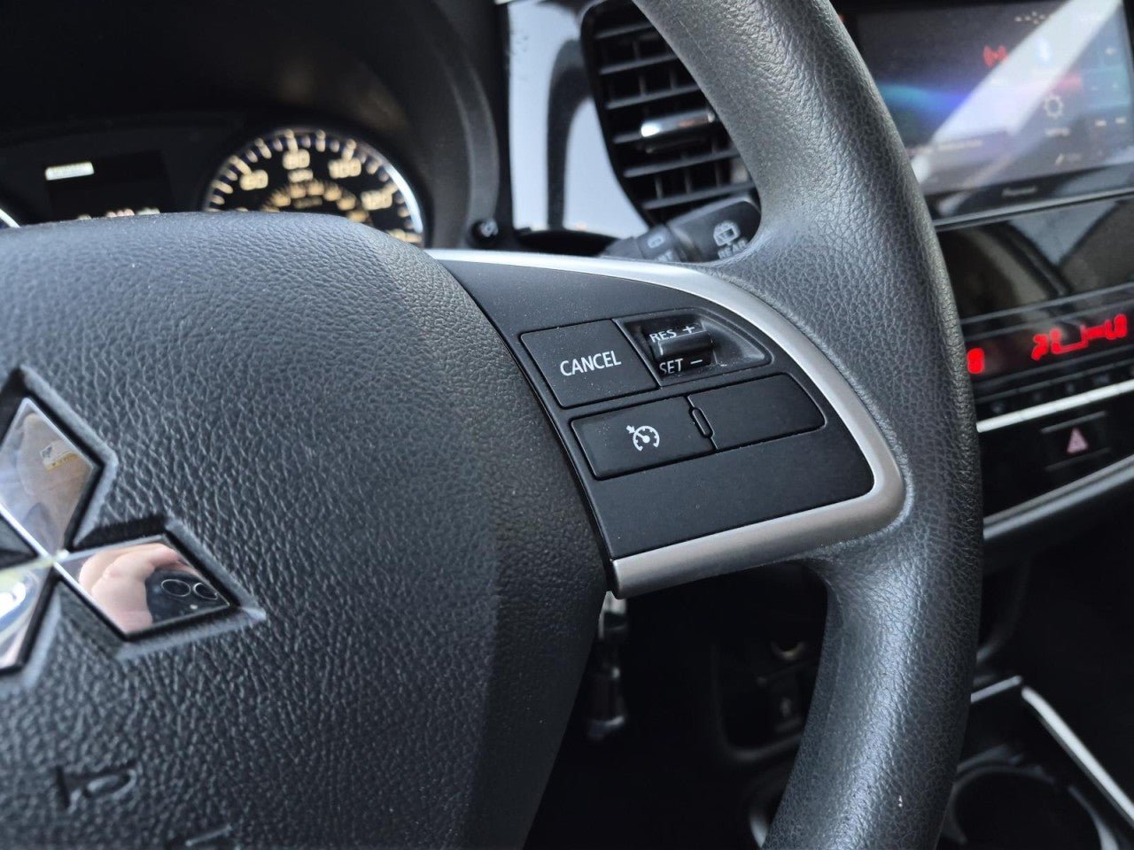 Used 2020 Mitsubishi Outlander SEL AWD/4WD image 19