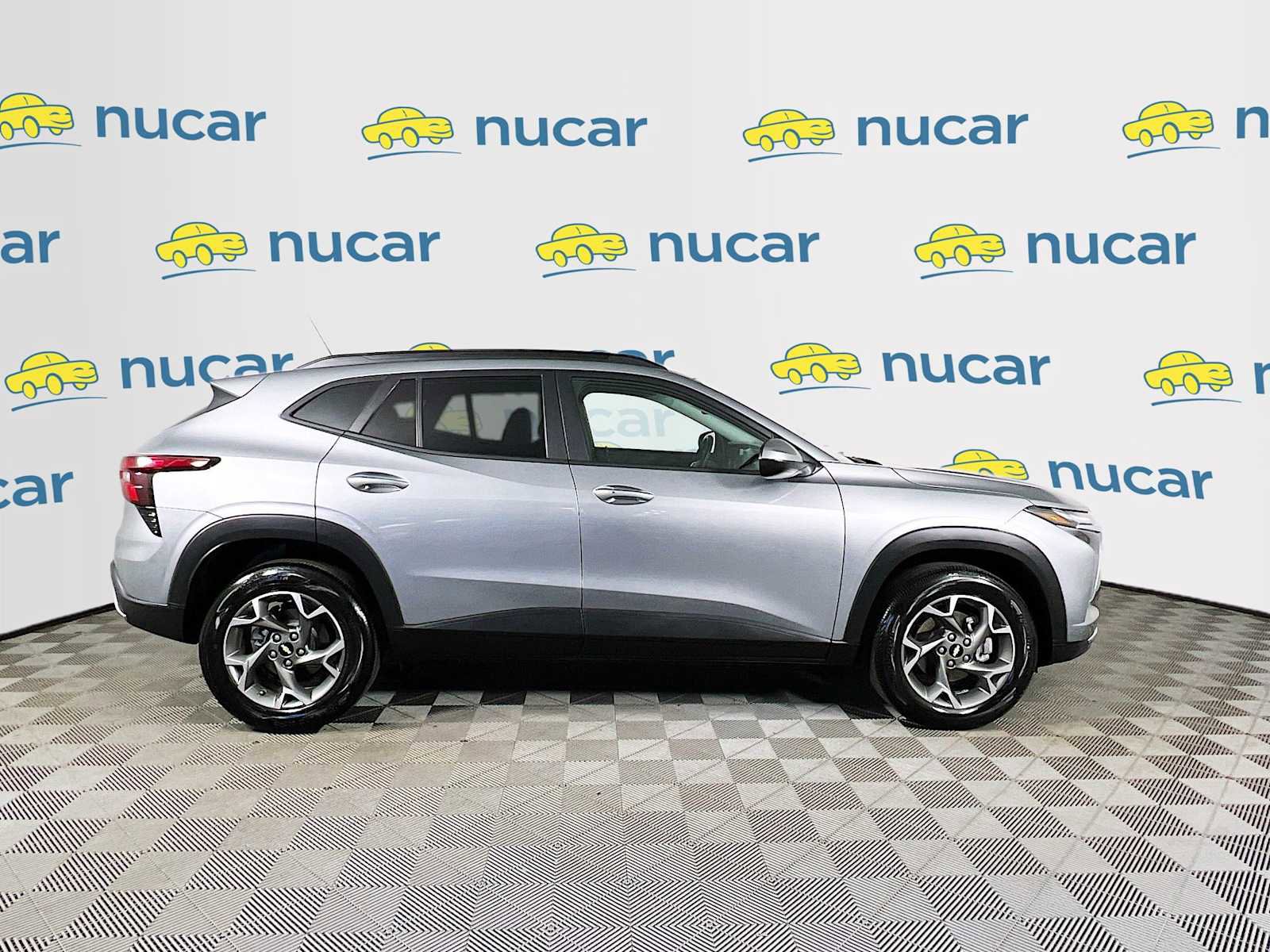 Used 2025 Chevrolet Trax LT w/ LT Convenience Package image 8