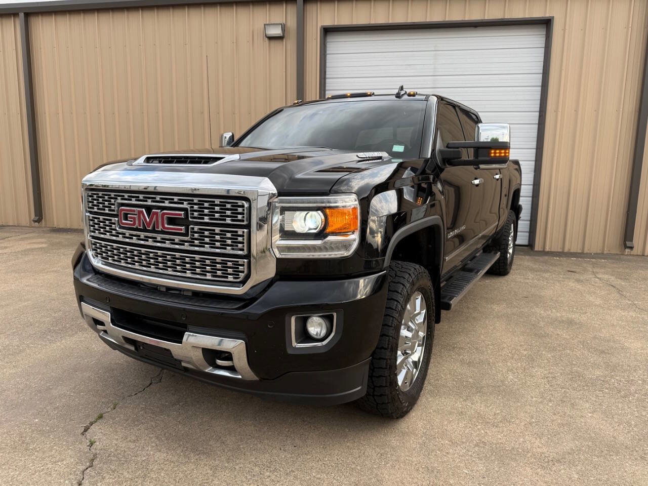 Used 2019 GMC Sierra 2500 Denali w/ Duramax Plus Package AWD/4WD image 2