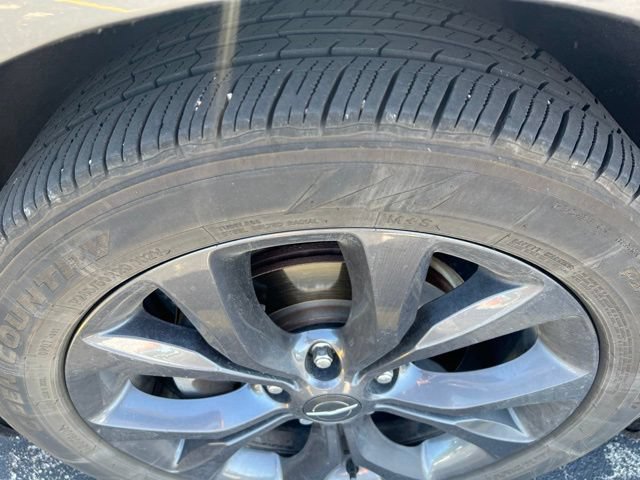 Used 2019 Chrysler Pacifica Limited w/ Advanced Safetytec Group FWD image 3