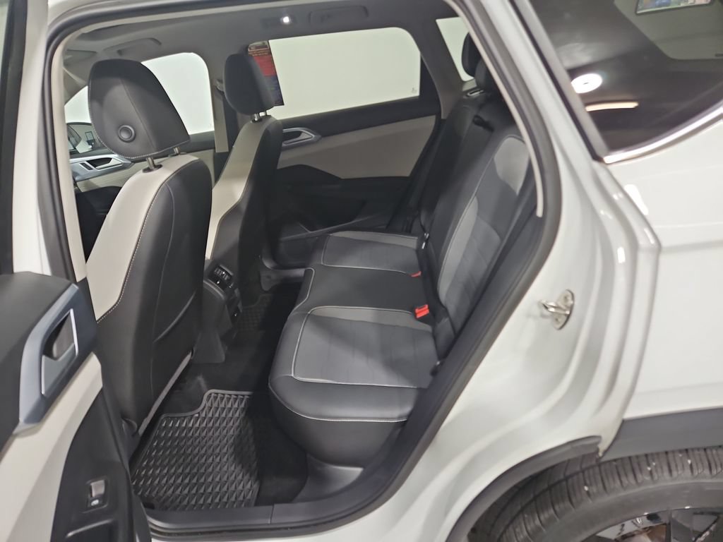Used 2025 Volkswagen Taos SE w/ Panoramic Sunroof Package FWD image 26
