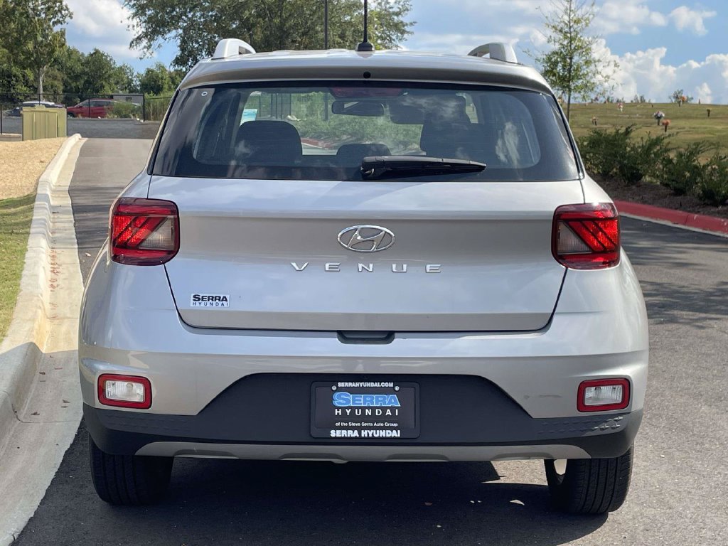 Used 2025 Hyundai Venue SEL FWD image 4