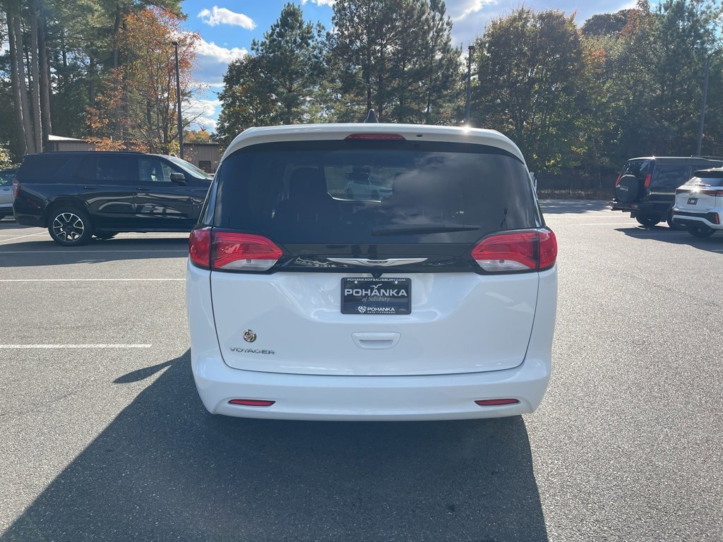 Used 2023 Chrysler Voyager LX image 6