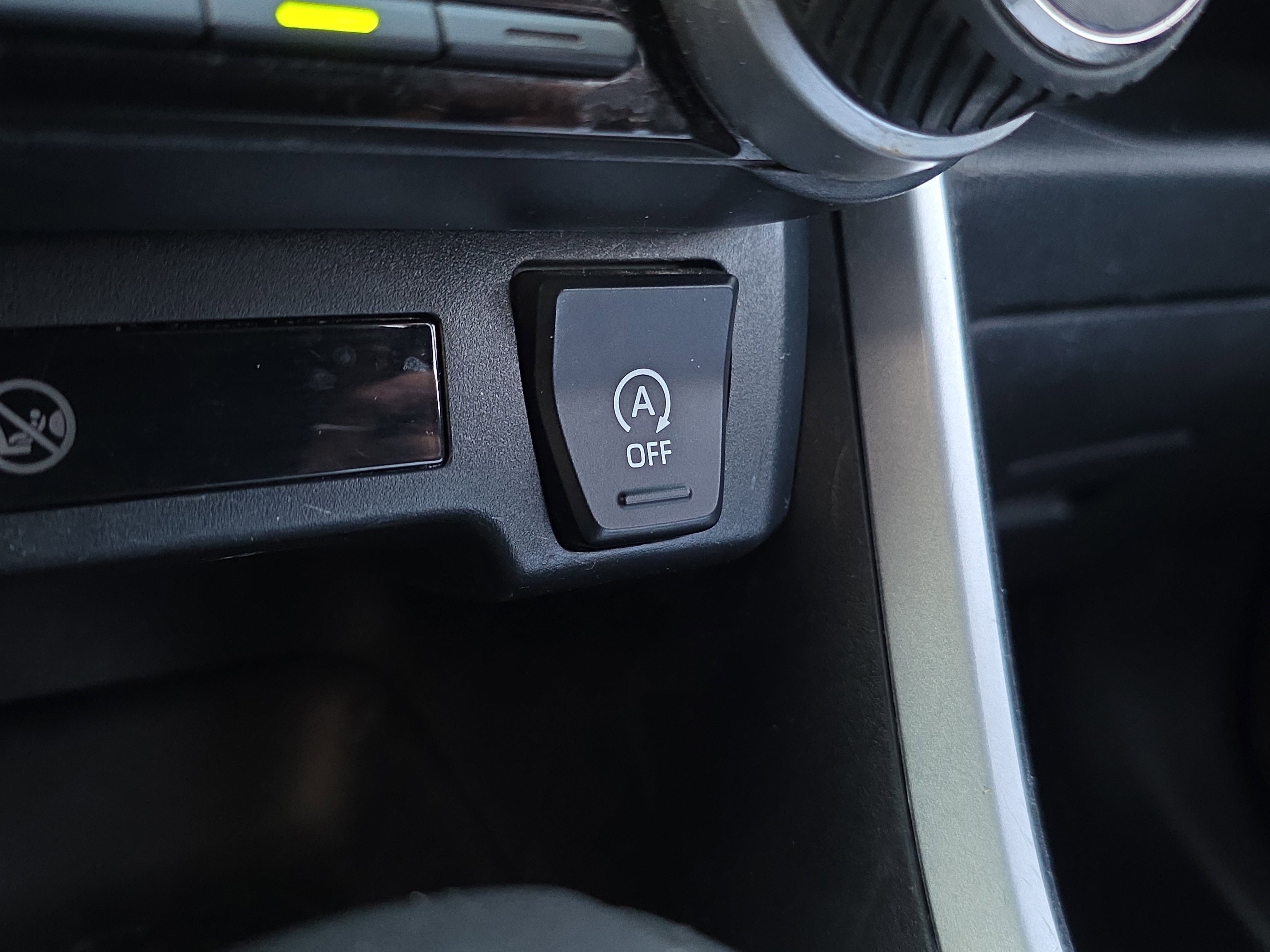 Used 2021 Toyota RAV4 XLE w/ Convenience Package image 19