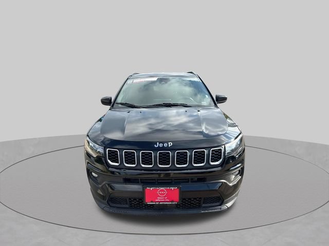 Used 2024 Jeep Compass Latitude AWD/4WD image 2