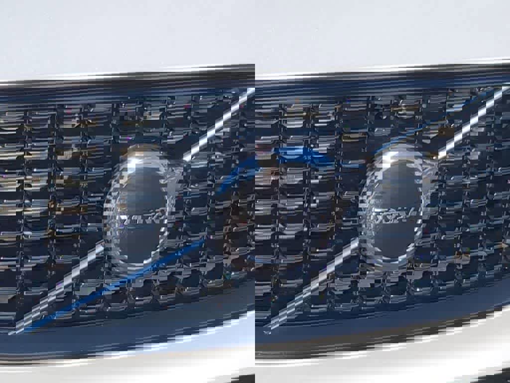 Certified 2025 Volvo XC60 T8 Core w/ Protection Package Premier image 11