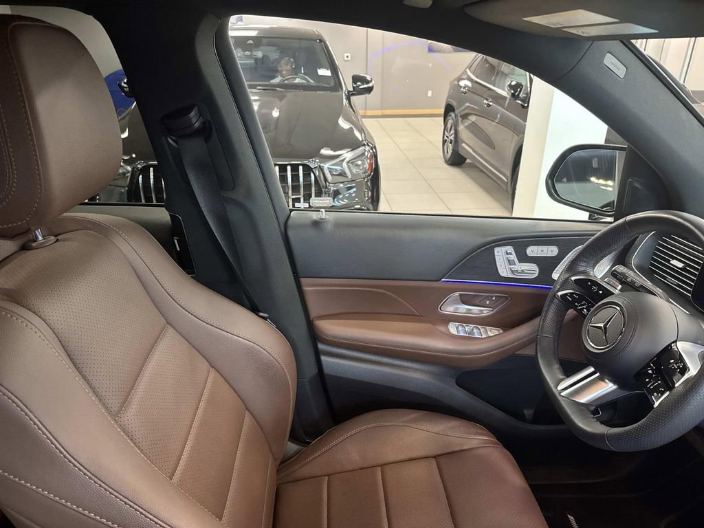 Used 2024 Mercedes-Benz GLS 450 4MATIC image 11