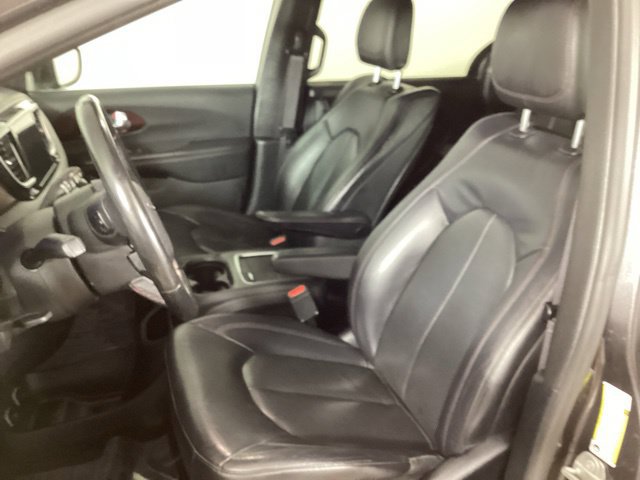 Used 2019 Chrysler Pacifica Touring-L FWD image 10