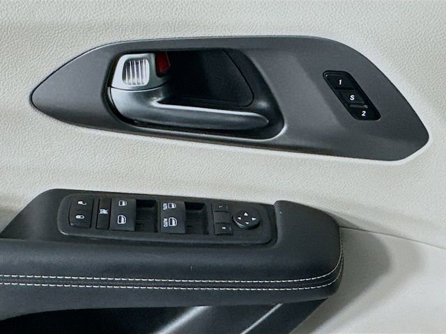 Used 2024 Chrysler Pacifica Touring-L image 18