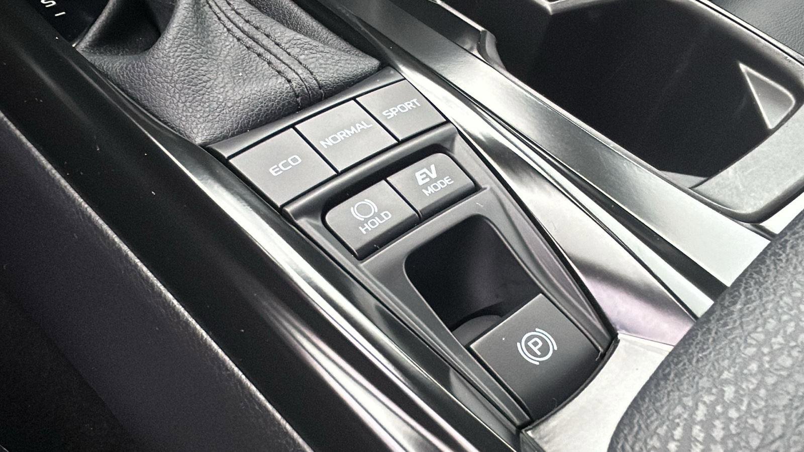 Used 2025 Toyota Camry SE w/ Convenience Package image 27