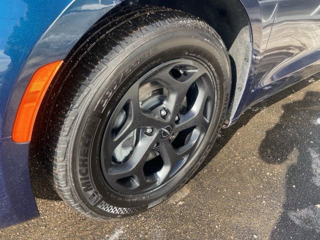 Used 2022 Chrysler Pacifica Touring-L w/ S Appearance Package image 6