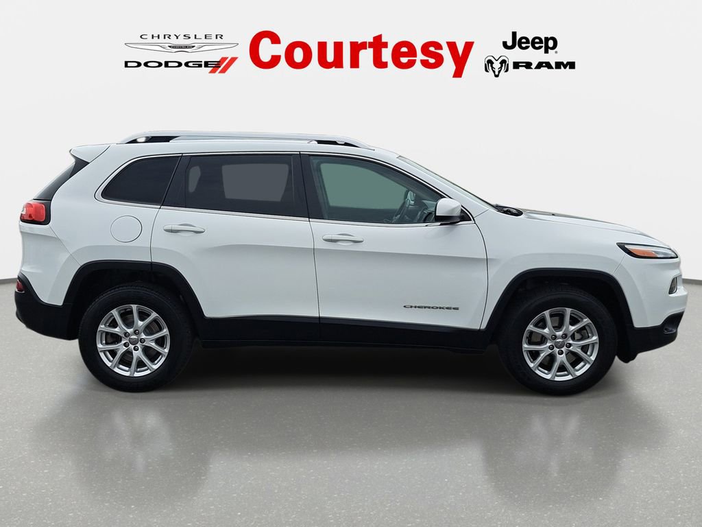 Used 2016 Jeep Cherokee Latitude w/ Cold Weather Group AWD/4WD image 2