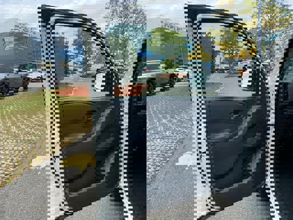 New 2026 Nissan Frontier S image 9