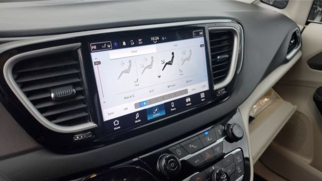 Used 2024 Chrysler Pacifica Touring-L FWD image 13