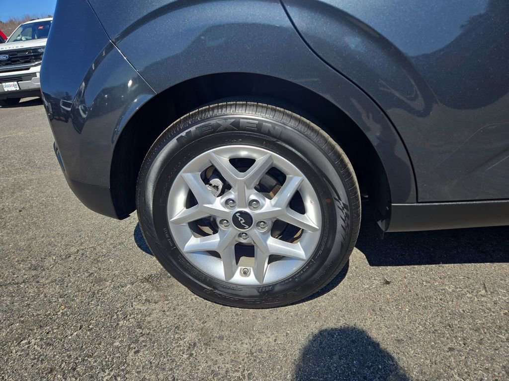 Used 2025 Kia Soul LX w/ LX Technology Package FWD image 2