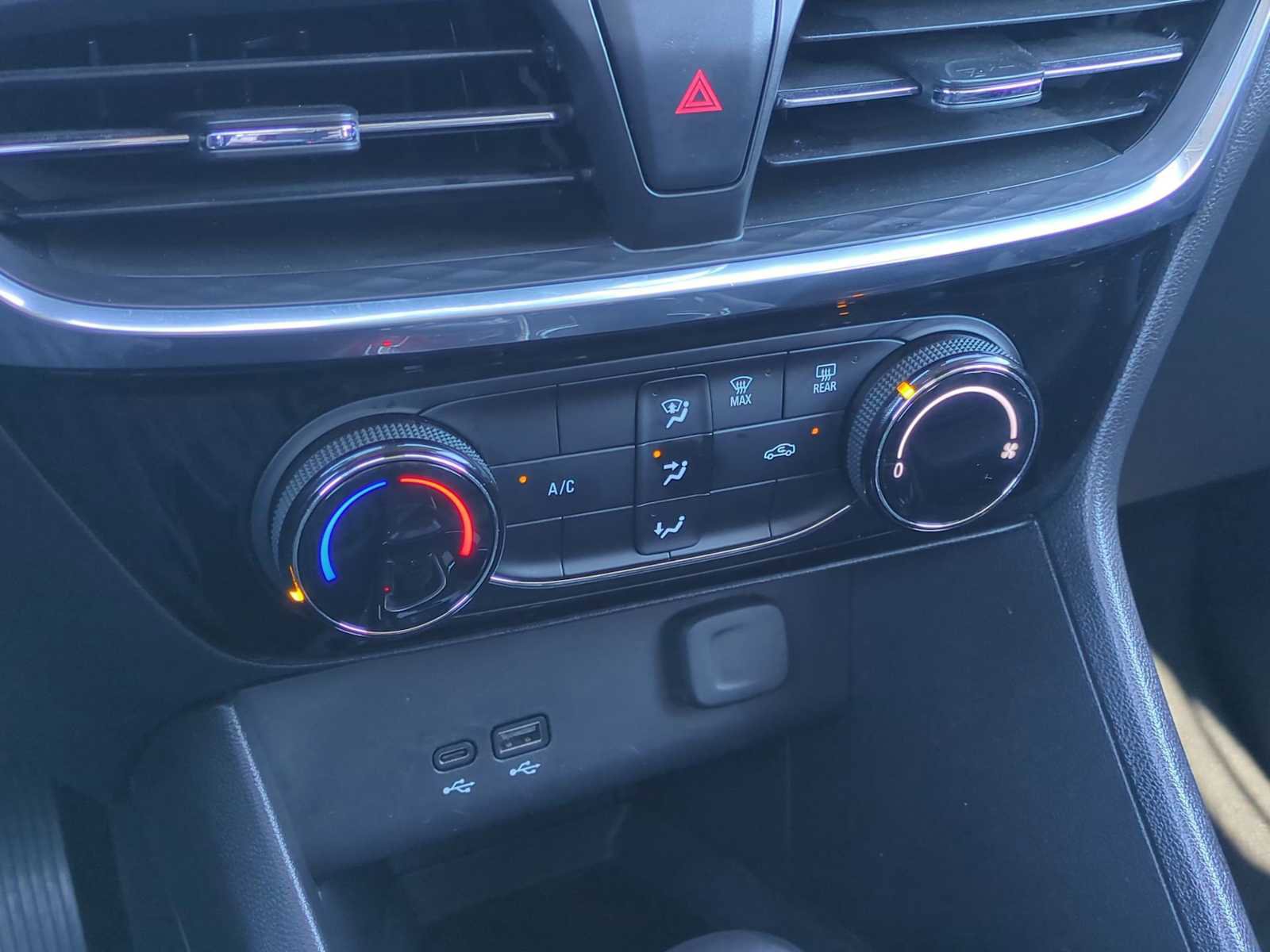 Used 2024 Buick Encore GX Sport Touring image 17