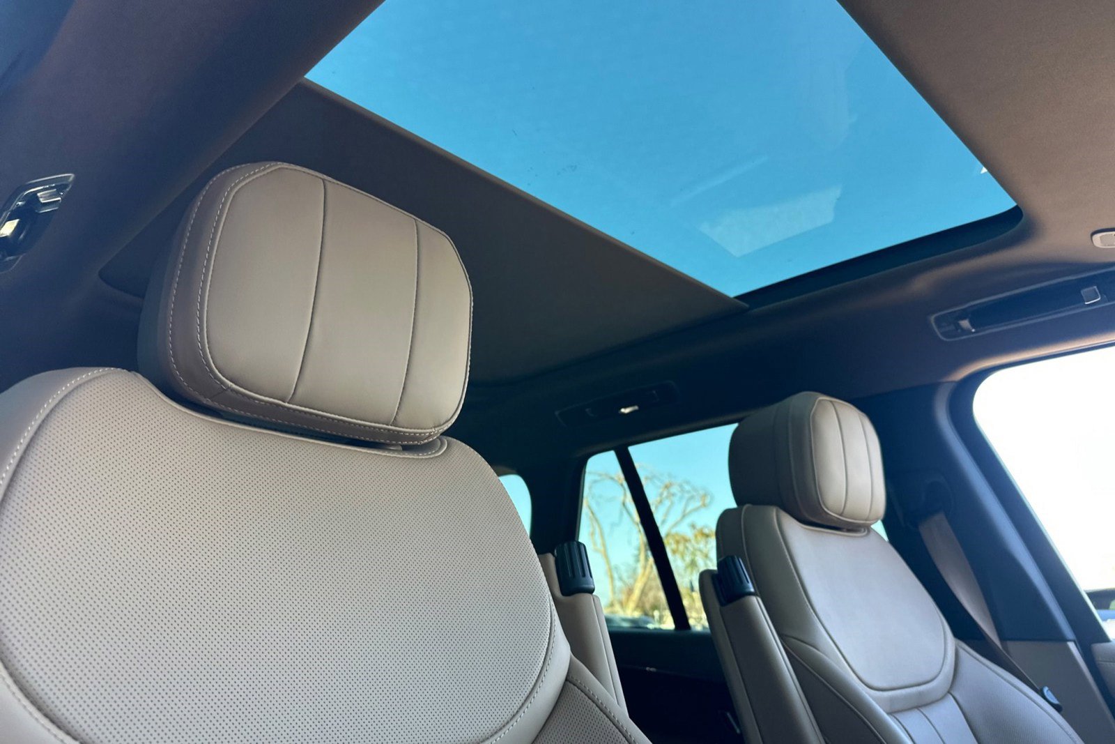 New 2026 Land Rover Range Rover SE image 22