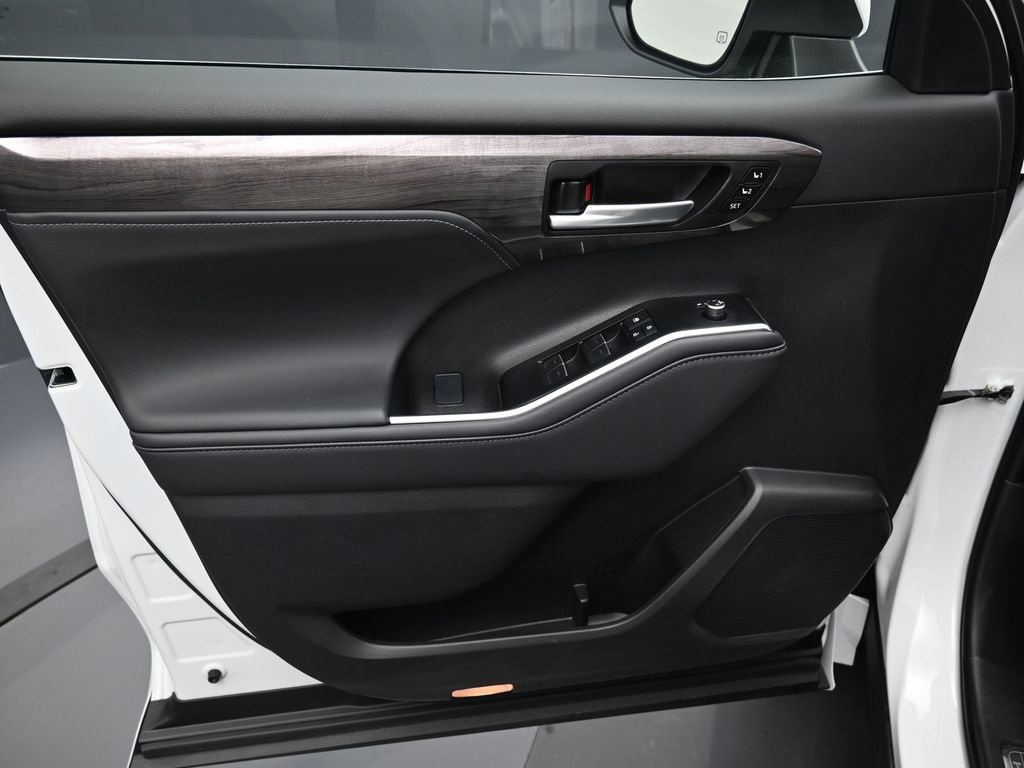 Certified 2025 Toyota Highlander Platinum image 11