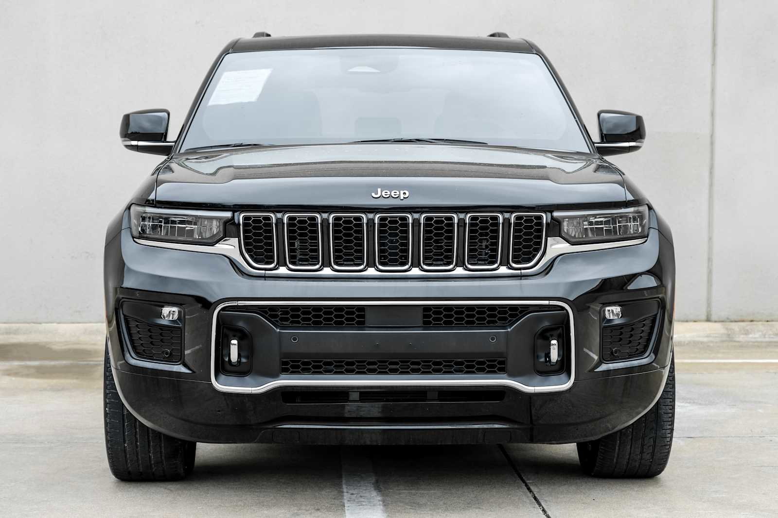 Used 2023 Jeep Grand Cherokee Overland w/ Luxury Tech Group IV AWD/4WD image 7