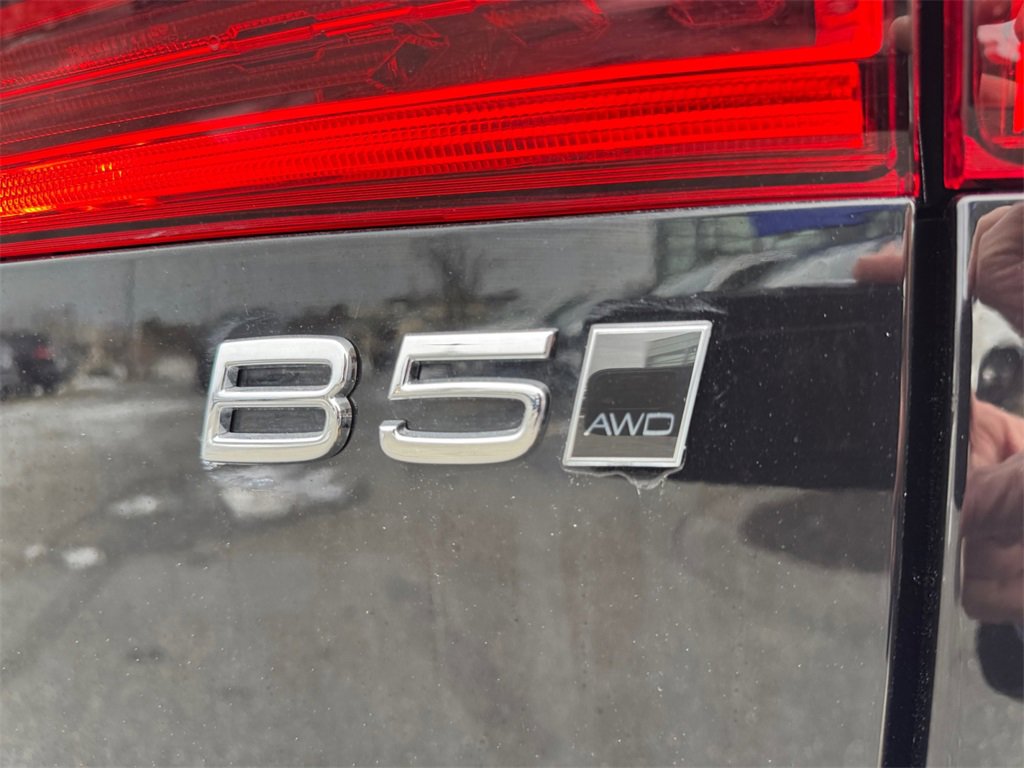 Certified 2025 Volvo XC60 B5 Core image 9