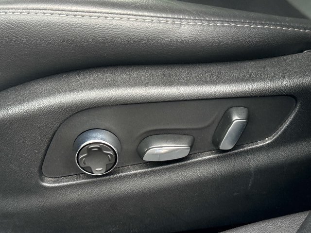 Used 2025 Cadillac XT4 Premium Luxury FWD image 19