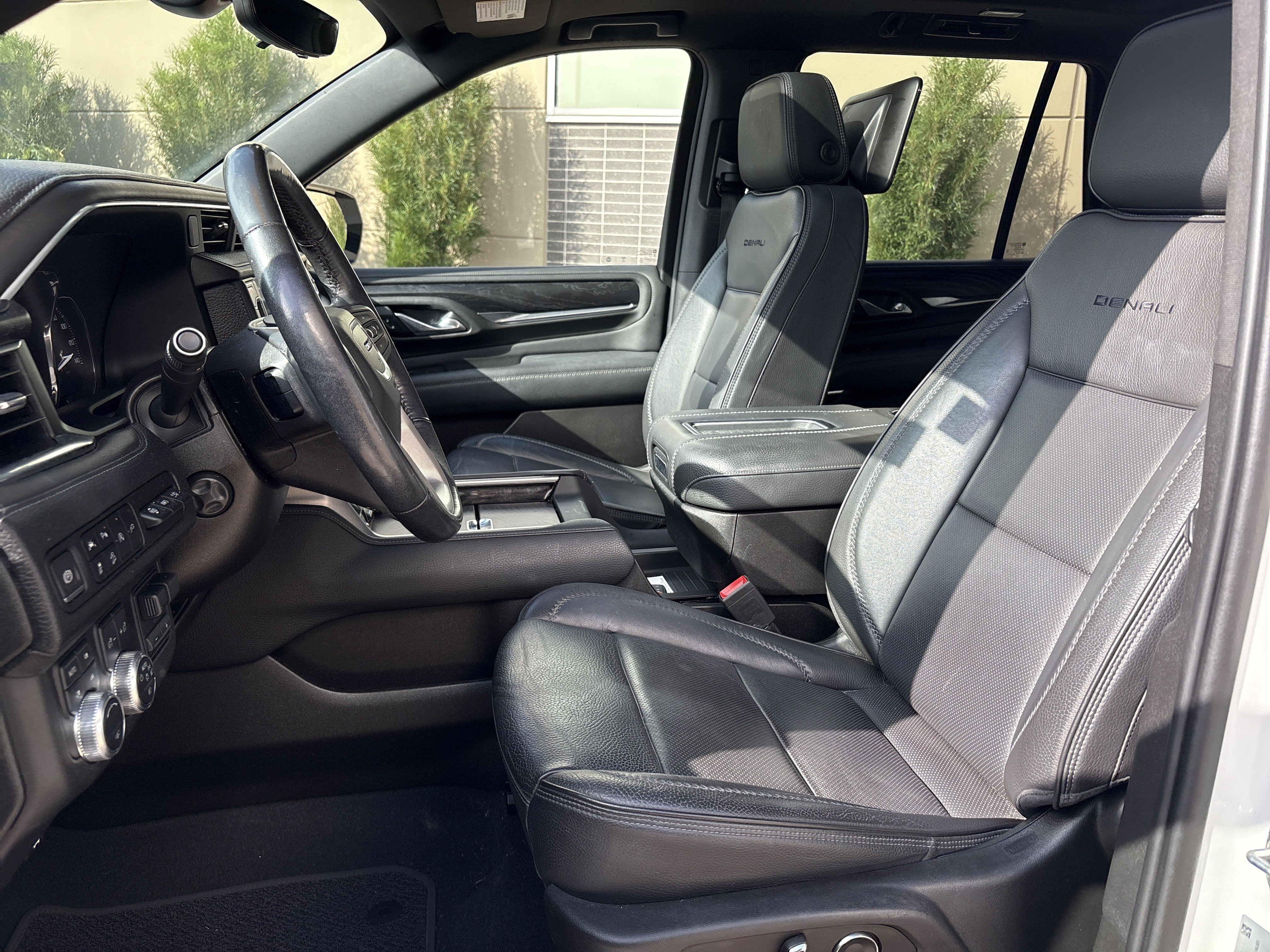 Used 2021 GMC Yukon Denali w/ Denali Ultimate Package AWD/4WD image 16